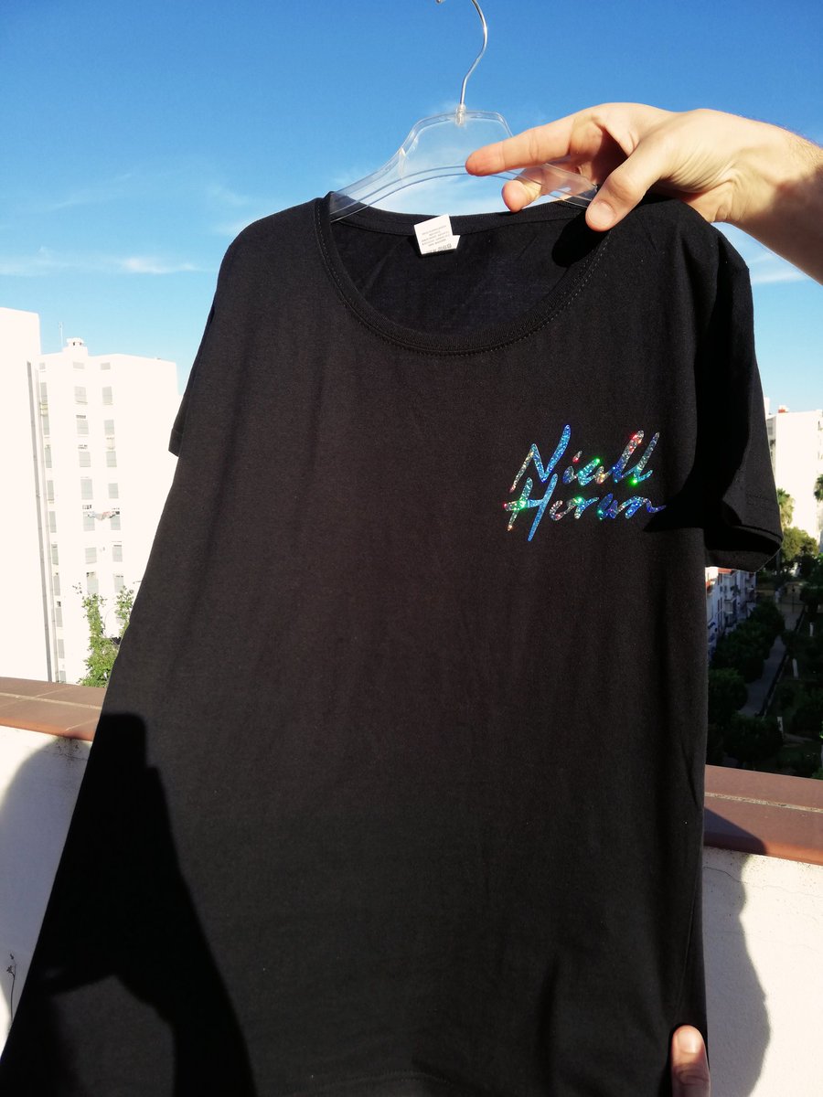 FangirlStickers's tweet photo. Hi! I'm selling holographic stickers of louis, niall and harry on etsy and custom holographic vinyl t-shirts by any artist (especially Louis, Niall, Harry and Liam). Can you take a look or share it please?  Thank you 🥰💜

#1DWWATOUR #1D #1DWeek #1DStillStrong https://t.co/CoA2H5C2iG