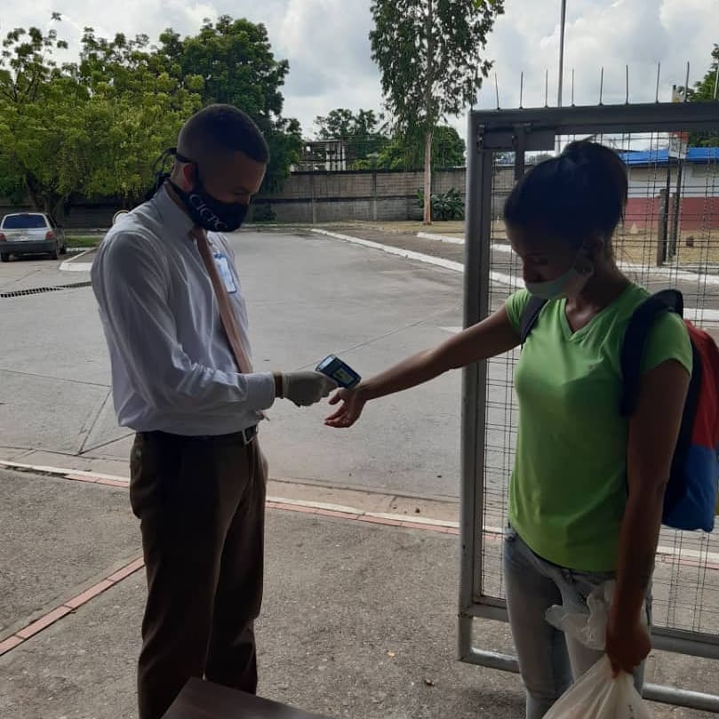 CICPC250's tweet photo. Funcionarios de la D/M San Carlos, realizaron despistaje a través del Termómetro Infrarrojo de No Contacto, especial para medir la temperatura corporal a las personas que asisten a esa oficina, como medida preventiva para evitar la propagación del COVID-19. https://t.co/2mr8PLo4GA