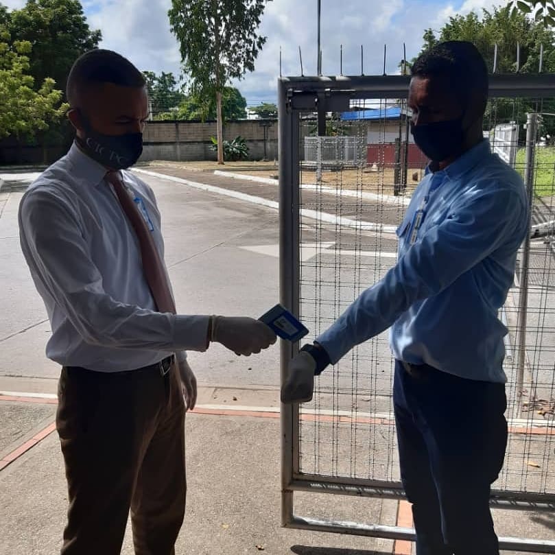 CICPC250's tweet photo. Funcionarios de la D/M San Carlos, realizaron despistaje a través del Termómetro Infrarrojo de No Contacto, especial para medir la temperatura corporal a las personas que asisten a esa oficina, como medida preventiva para evitar la propagación del COVID-19. https://t.co/2mr8PLo4GA