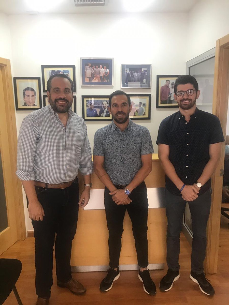 ARenLosDeportes's tweet photo. Gracias por la visita mi estimado amigo de muchos años.  ⁦@Vitiestrella80⁩ gloria del tenis latinoamericano. Un placer conocer a Frank Mendez amigo de la principal raqueta dominicana. https://t.co/UNoBkEm803