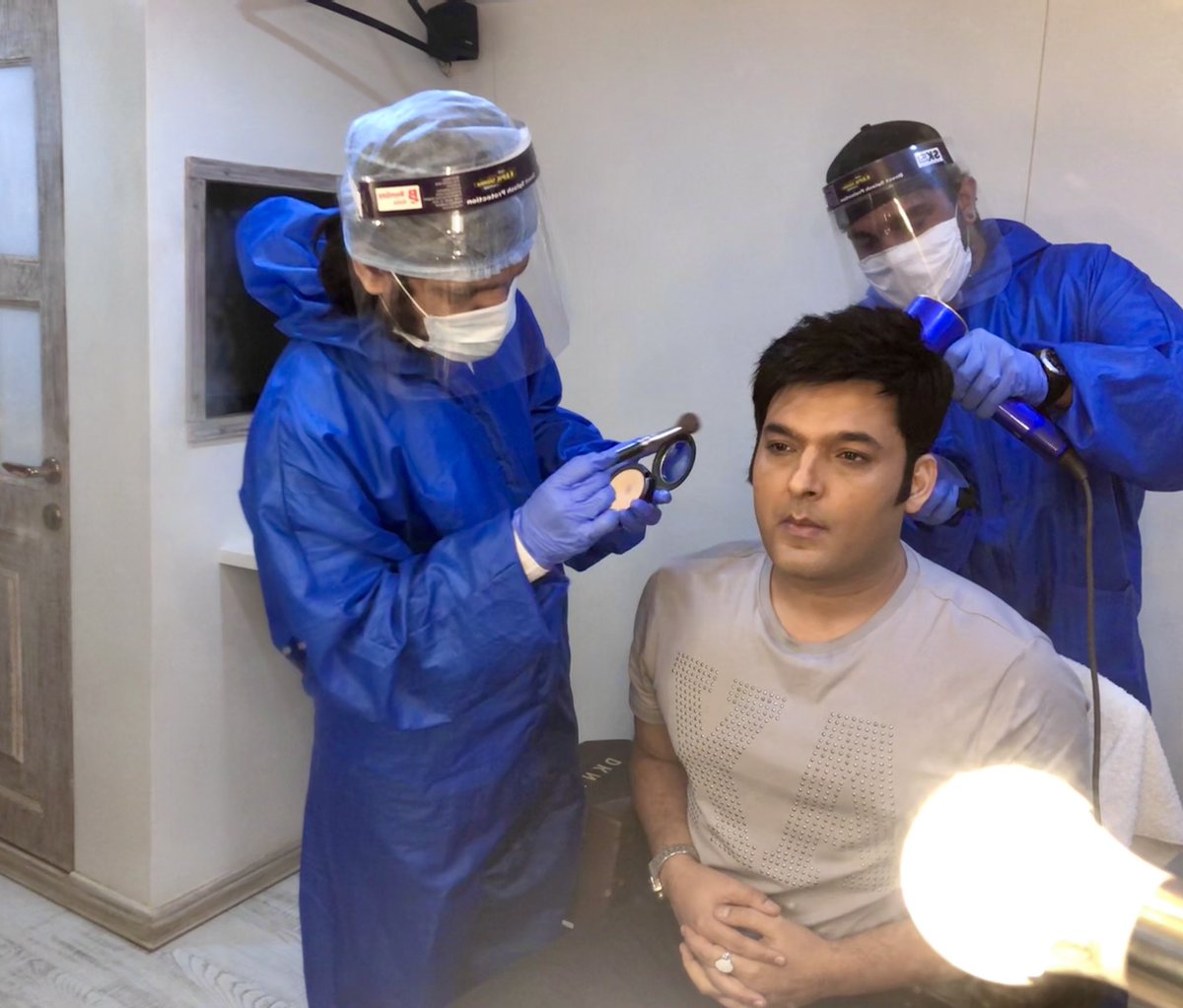 Thanks to these two gentlemen who took care of me in my struggling  journey from beard to clean shave 🪒 पर बताया इन्होंने अभी भी नहीं कि यह दोनो कौन हैं 🤔 #newnormal #2020 #shooting #thekapilsharmashow #tkss #comedy #fun #laughter #staysafe 🤗❤️🙏