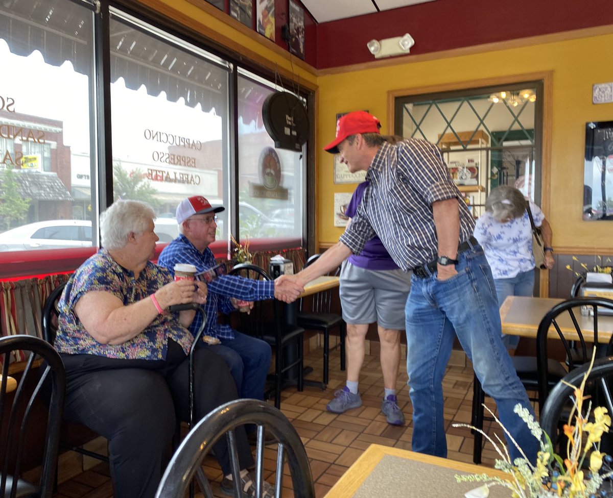 HamiltonforKS's tweet photo. Thank you Independence! We’re rolling across Kansas to send in a plumber to drain the swamp! #kssen #ksleg https://t.co/6vwf5ykU17
