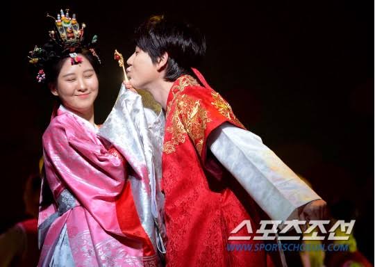 8.5/10 - t moon that embraces the sun-now ik we call hyukjae mr steal ur girl bc of miss iu but bruh kyuhyun reall kissed all my faves in the industry how i wish i was him-this scene is just so cute and mischevious kiss -and a lil awkward lmaoo