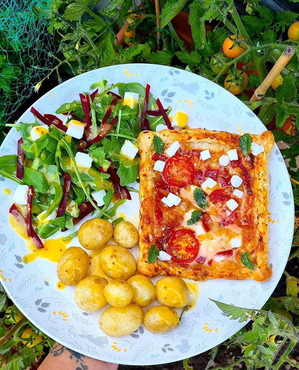 We eat with our eyes first, and this colourful home made tart certainly looks the part!

We can already taste the crispy and flakey pastry...

Becky, this looks delightful. I think team Tigg's might be having this for tea!

#tiggitup