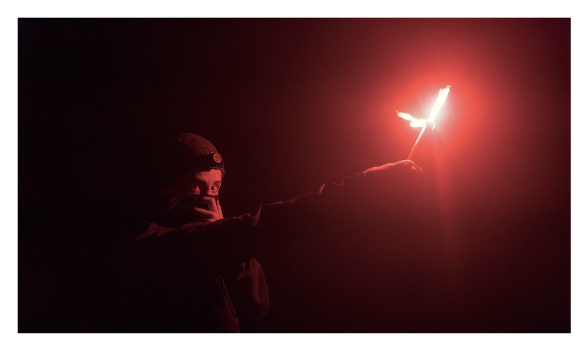 4/ So  @IainACHarris and the then "Hype Media" team spent three days climbing through sewers, climbing rooftops, searching through "bandos" with some of the craziest people over.The pics were... 