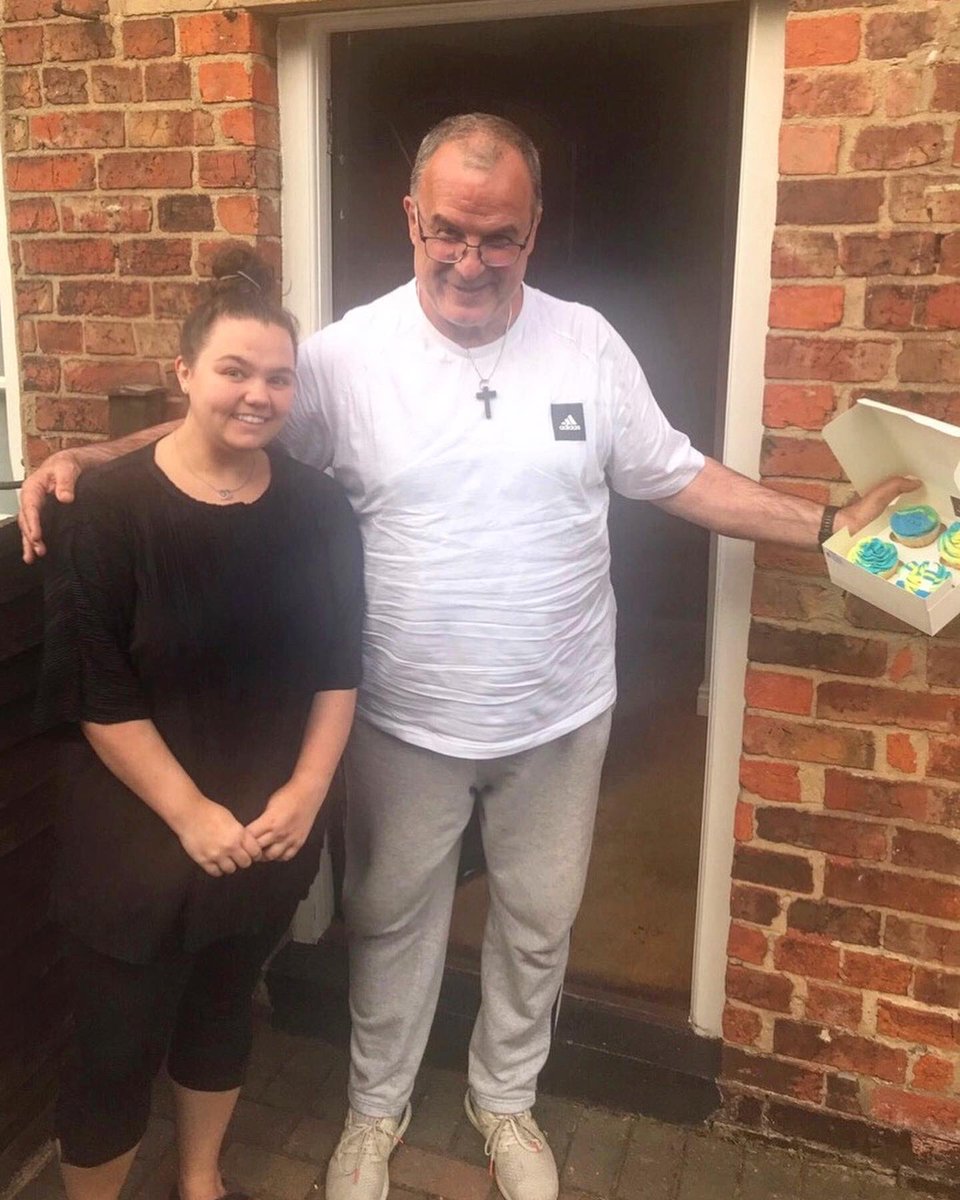 Mikeyf1977's tweet image. He’d never swap cup cakes from the neighbors in Wetherby for Suarez incessant moaning and entitled at Barcelona. Can’t see Messi picking up litter for Bielsa on first day 😹