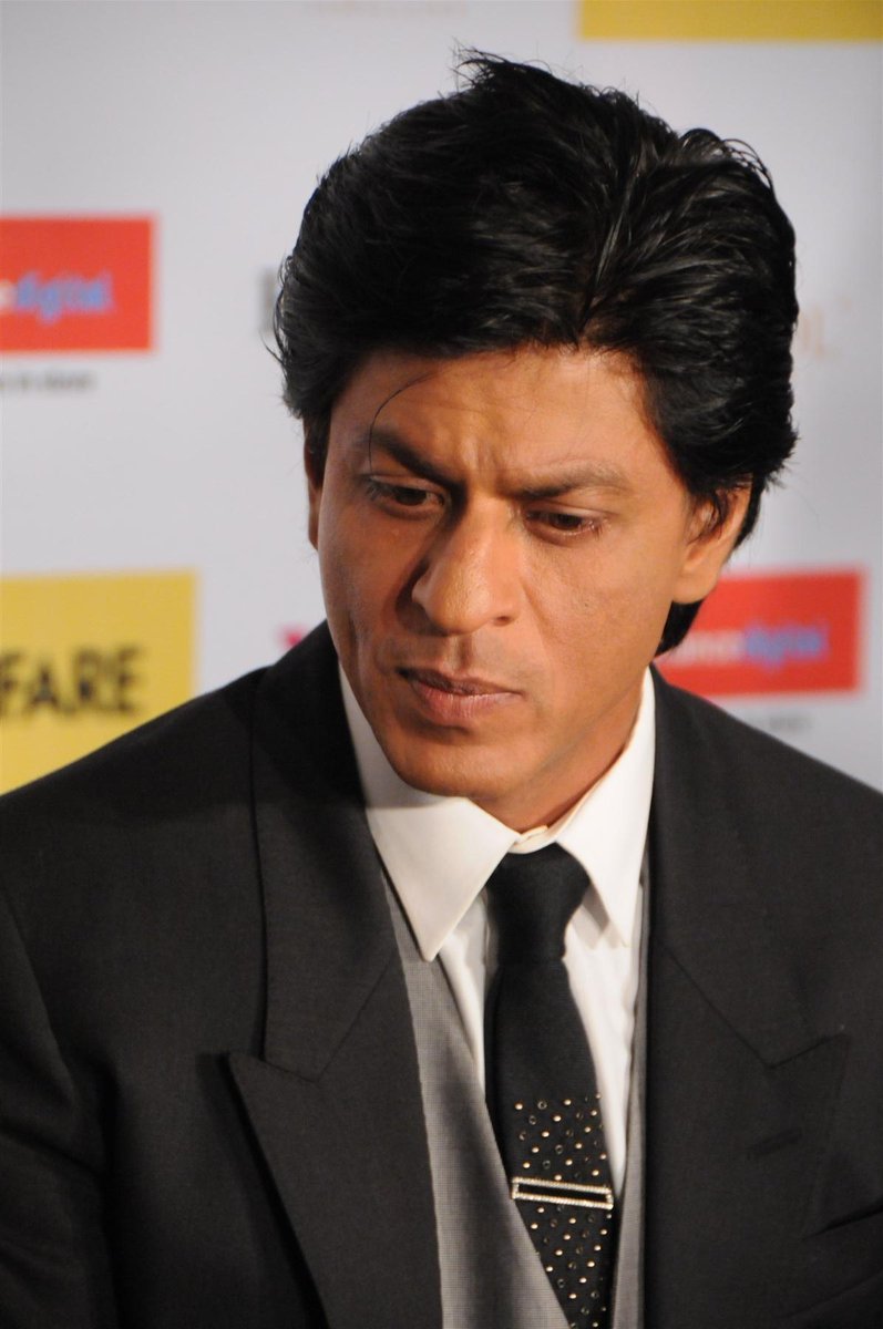 SRKUniverse's tweet photo. Being in love with myself isn't my reason to make films, I make films because I love the audience. - #ShahRukhKhan
It's not only the love we have for SRK, what makes our connection stronger than WiFi, Bluetooth is the love our Baadshah has for us, we FANs 💝 https://t.co/eZkLBXb2sb
