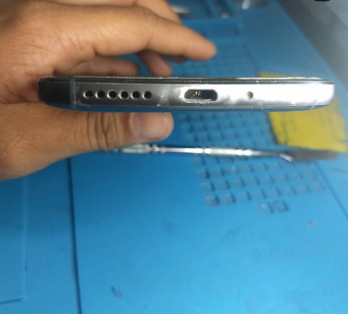 ReparaSmart's tweet image. Da um zoom nesse antes e depois do  Conector de carga moto g5s. Antes completamente quebrado impossível de carregar devido ao uso inadequado do  carregador e depois  ele  trocado, carregamento turbo Power garantido 😉📱📲 #motorola #consertodecelular #motog5s