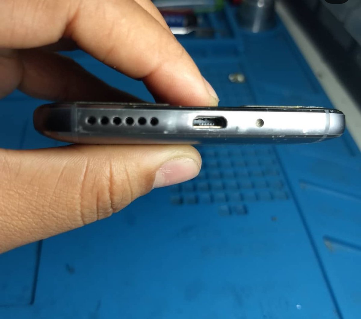 ReparaSmart's tweet image. Da um zoom nesse antes e depois do  Conector de carga moto g5s. Antes completamente quebrado impossível de carregar devido ao uso inadequado do  carregador e depois  ele  trocado, carregamento turbo Power garantido 😉📱📲 #motorola #consertodecelular #motog5s