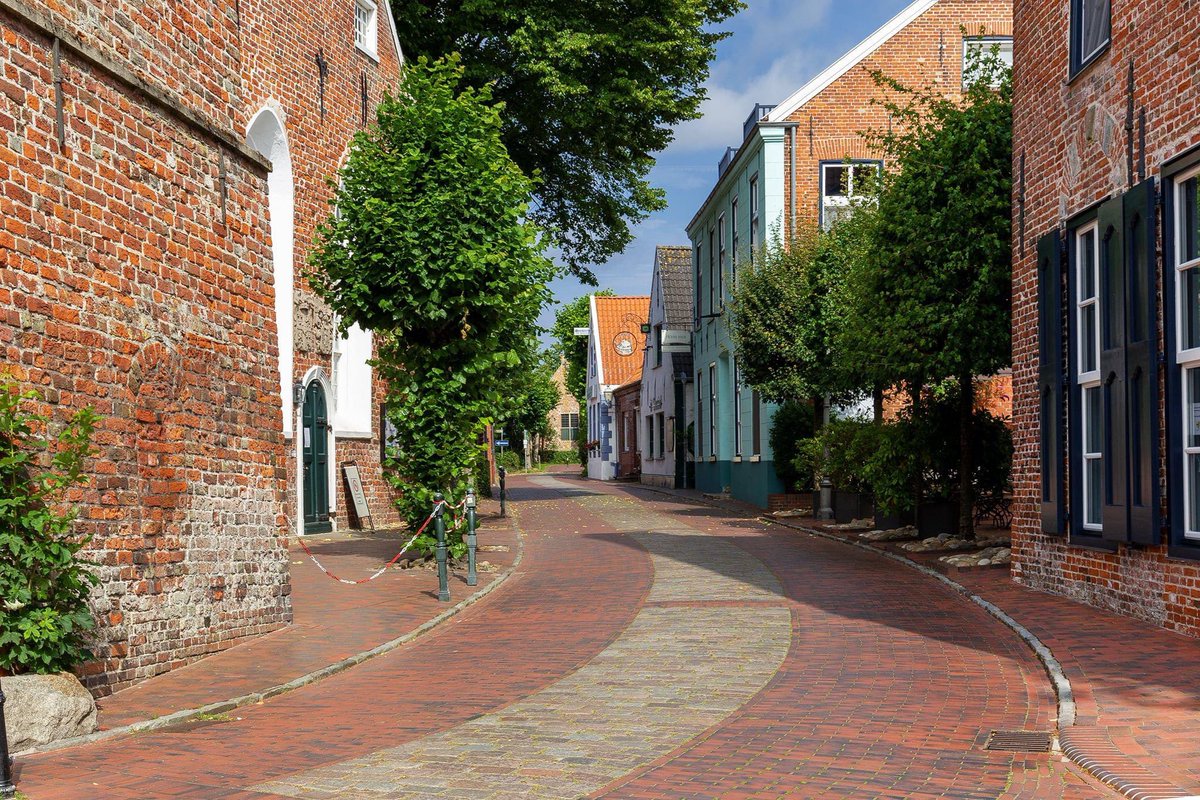 greetsielblog's tweet photo. Im Ortskern von #greetsiel ist es gerade selten so #menschenleer #greetsiel⚓️ #greetsielerhafen #ortskern #ostfriesland #architektur #frisian #niedersachsen #sommerferien2020 #krummhörn #blogger_de #blogger #blogg #photooftheday #photographer #ig_ostfriesland #deutschland https://t.co/hL81IW2KNv