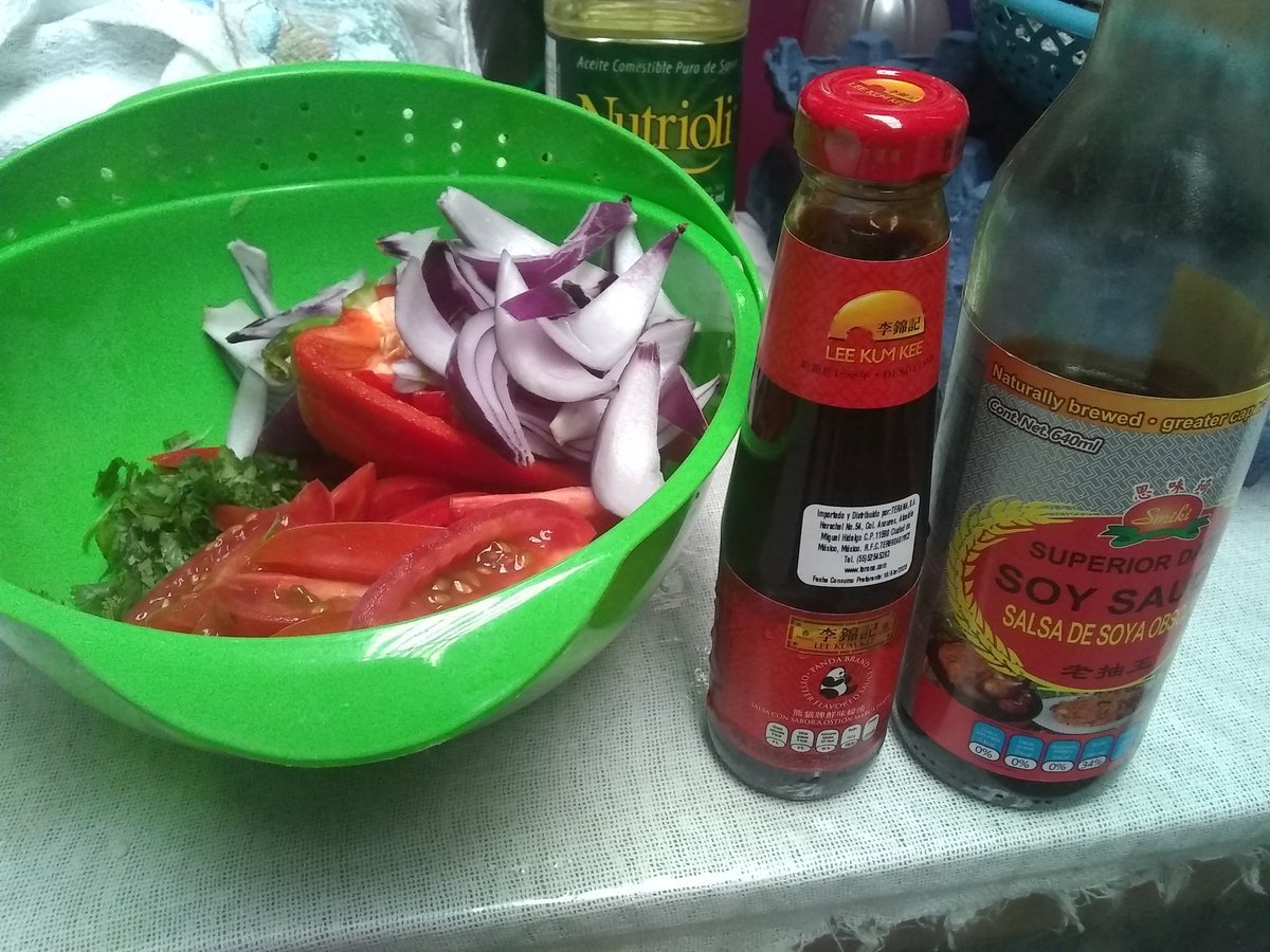 Mayteleal's tweet photo. Todo listo para preparar por primera vez el lomo saltado, ya me encomendé a Dios. He sustituido el ají con pimentón, a ver qué tal. Hoy es fiesta patria en Perú y quiero consentir a mi amor. 
Feliz día a los paisas y Viva el Perú!! 🇵🇪 https://t.co/yo98j9GMXQ
