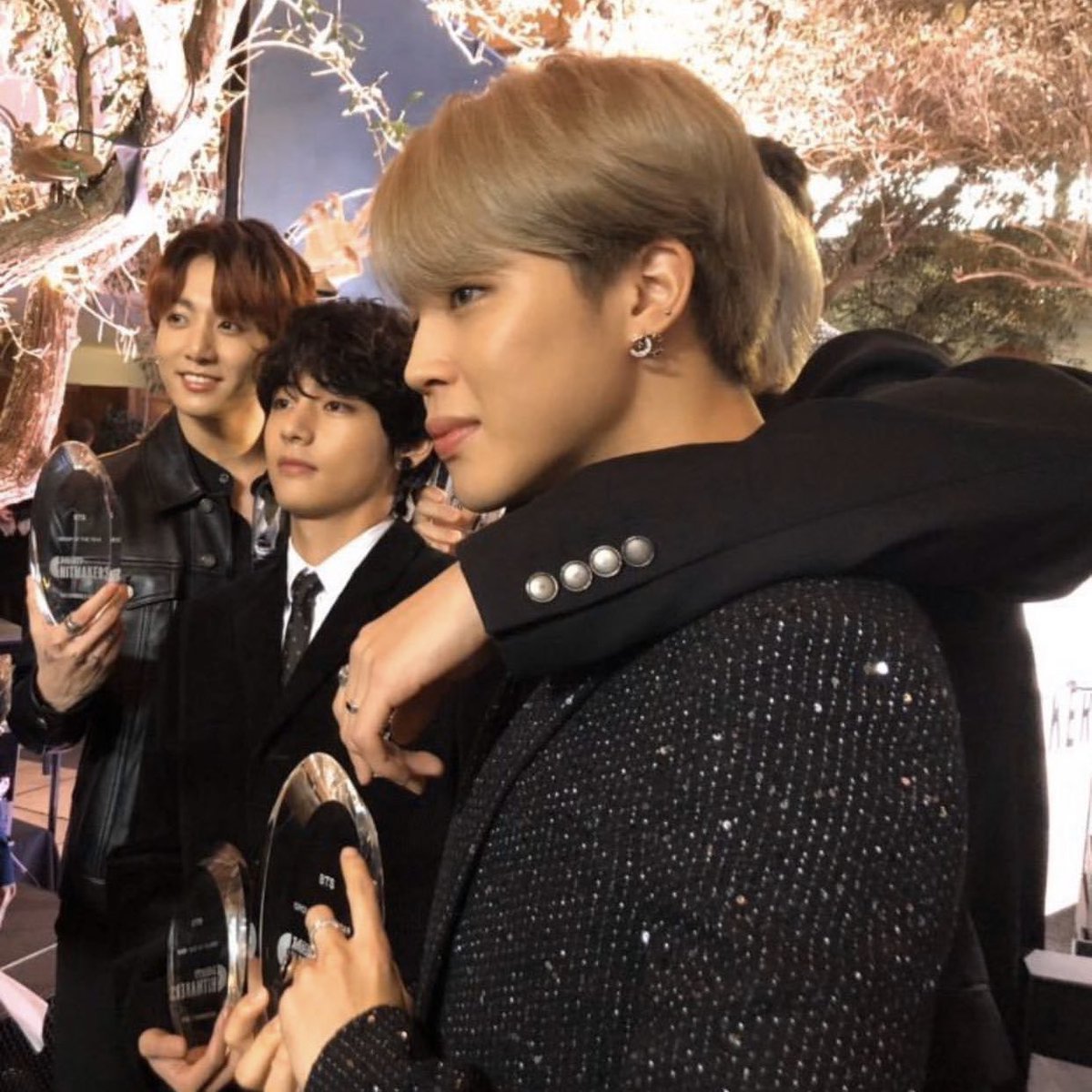 Jimin's unwhitewashed and glowing skin - A needed thread..