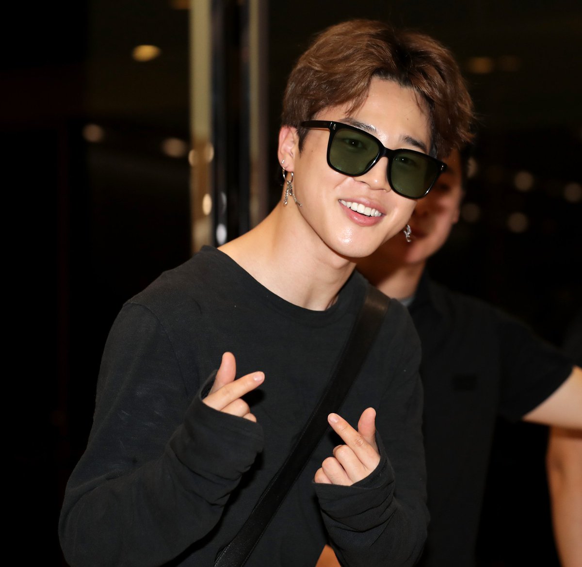 Jimin's unwhitewashed and glowing skin - A needed thread..