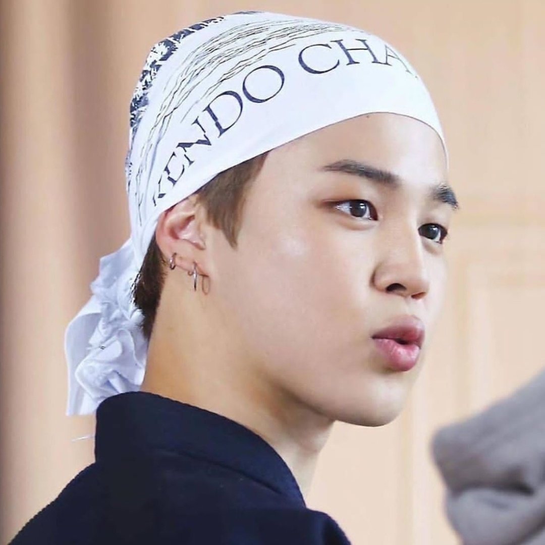 Jimin's unwhitewashed and glowing skin - A needed thread..