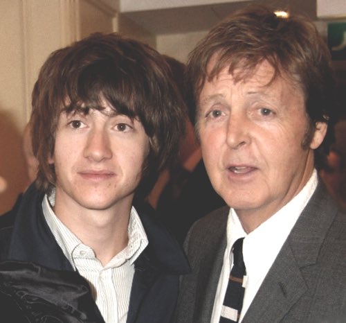 alex with paul mccartney in 2008. there’s a bigger version of the picture where you can see matt a bit far from them but i could find it :(