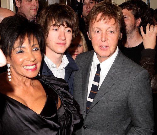 alex with paul mccartney in 2008. there’s a bigger version of the picture where you can see matt a bit far from them but i could find it :(