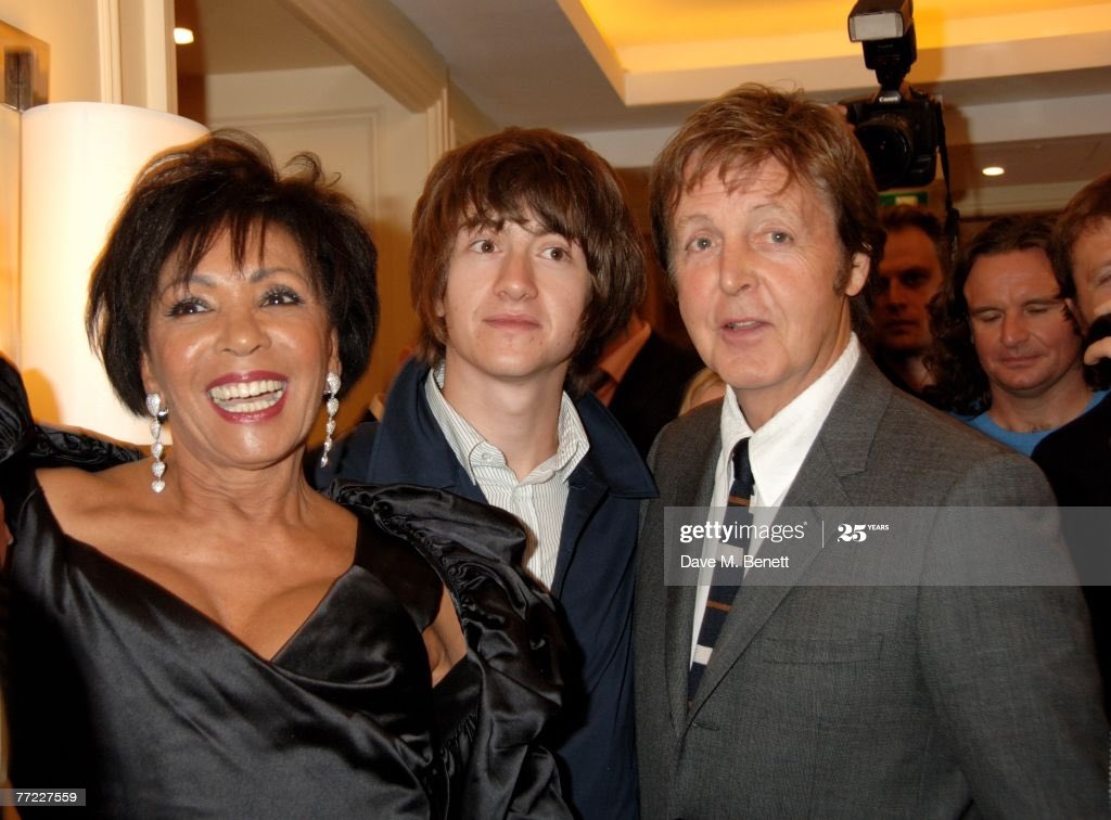 alex with paul mccartney in 2008. there’s a bigger version of the picture where you can see matt a bit far from them but i could find it :(