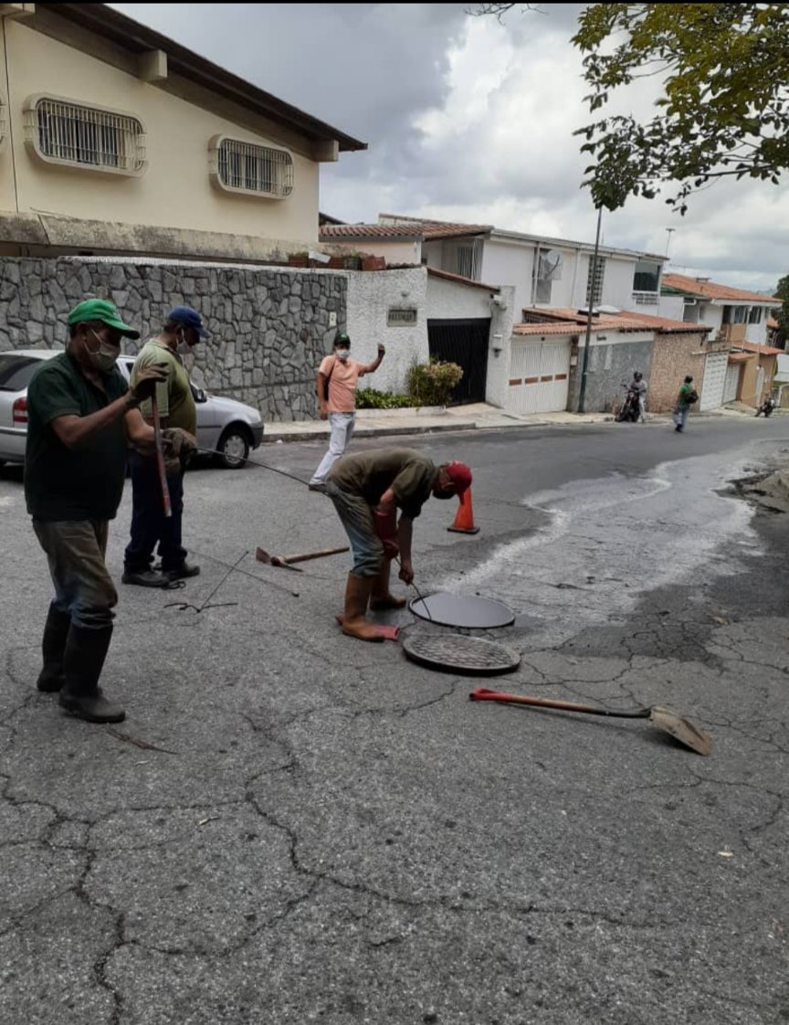 marmota2312's tweet photo. El mayor agradecimiento a Dirección de Infraestructura y Mantenimiento de @AlcaldiaBaruta y Director @luisaguilarj sin ser ente responsable dan solución a grave problema de bote de aguas negras en colectores que afectan constantemente a vecinos de #AvenidaLasLomas de #AltoPrado https://t.co/zbt97f2wHK