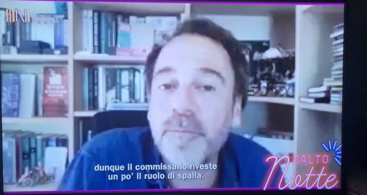 Nerys__'s tweet photo. .@michelbussi “L’obiettivo di questo romanzo era di creare qualcosa che potesse divertire, volevo tornare ai polizieschi che avessero un grande rapporto con l’ironia.” @luca_briasco #SalToNotte @SalonedelLibro @EdizioniEO https://t.co/ADZX3TAZGN