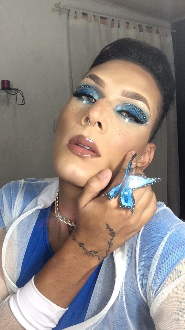 fabiin_leal's tweet photo. estou amando essa make desparado💙🦋
.
.
.
Butterfly
.
.
#makeup #makeazul💙 #makebutterfly #makemasculina #makeglamour #makeolhao https://t.co/MM0Cj8iEey