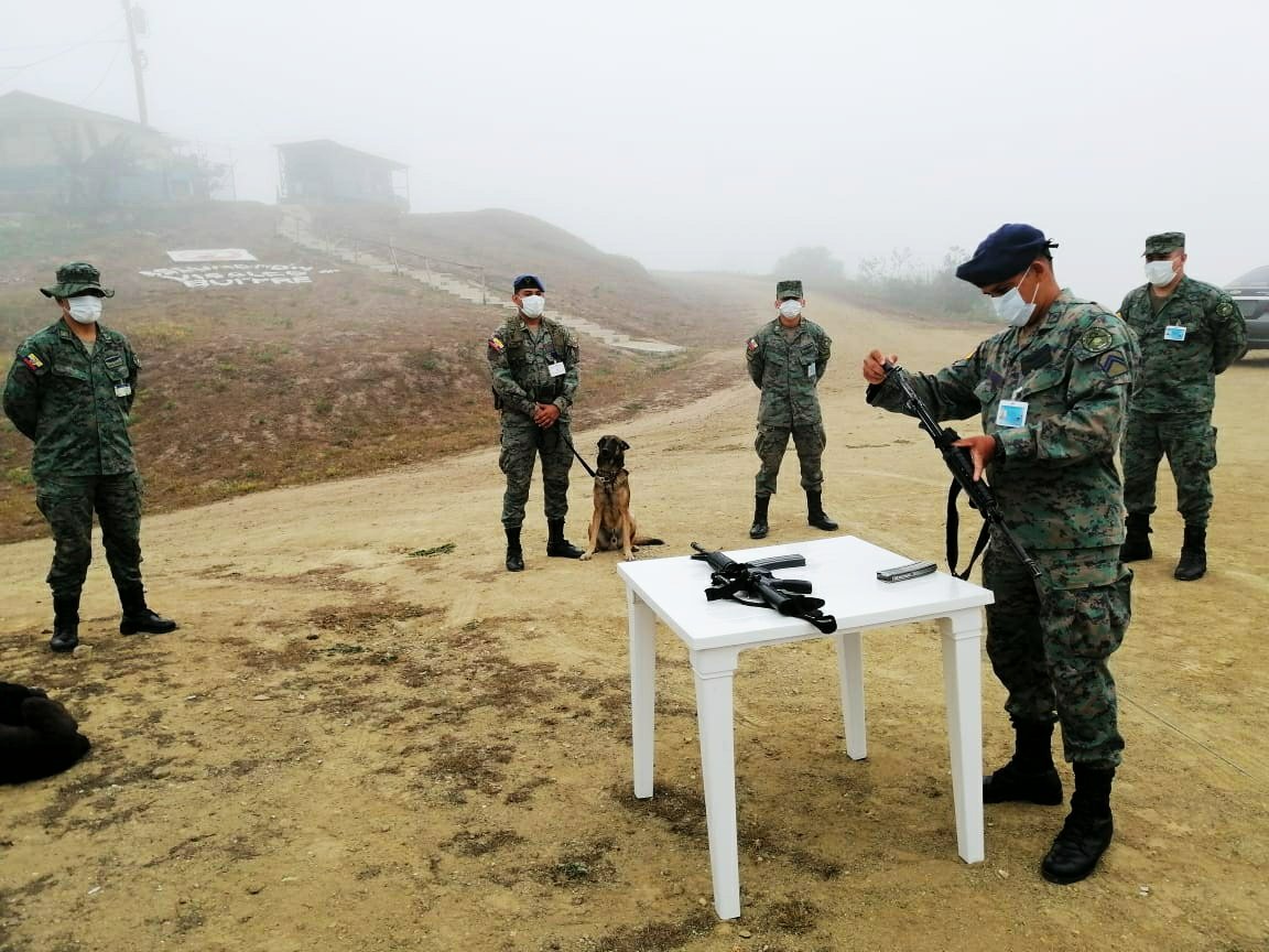 FuerzaAereaEc's tweet photo. #Guayaquil/ Las Fuerzas Armadas a través del Centro de Operaciones Sectorial No. 1 #COS1 capacitó al personal militar, en medidas de seguridad y uso correcto del armamento de dotación de #FFAA, a fin de mantener actualizados los conocimientos. #FFAAContigo https://t.co/IXn9GkhNla