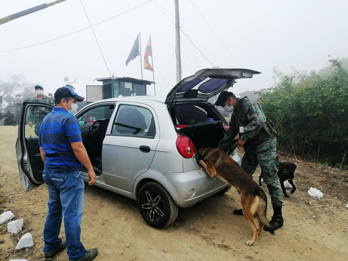 FuerzaAereaEc's tweet photo. #Guayaquil/ Las Fuerzas Armadas a través del Centro de Operaciones Sectorial No. 1 #COS1 capacitó al personal militar, en medidas de seguridad y uso correcto del armamento de dotación de #FFAA, a fin de mantener actualizados los conocimientos. #FFAAContigo https://t.co/IXn9GkhNla