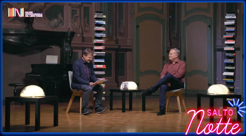 SalonedelLibro's tweet photo. 💽 Last night a D.J. saved my life...
Quante volte abbiamo ringraziato un disco per un momento felice? Di come la musica ci salvi parla "Sto ascoltando dischi" (@add_editore) di Maurizio Blatto.
Ora, a #SalToNotte! https://t.co/w6qseIgQ1U