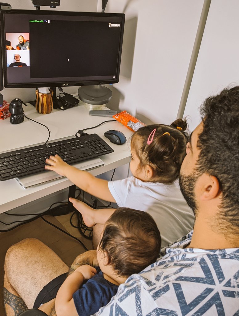 Samuel_Kennedy's tweet photo. A coisa tá ficando séria, até Bia se interessou pela live. @LINUXtipsBR @gleydsonmazioli #LINUXtips #linuxweek #secondday #vaiii @badtux_ https://t.co/2urWjHNc1s