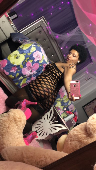 😘 🍑 ✨ 🥰 https://t.co/iaKyPtnL8n