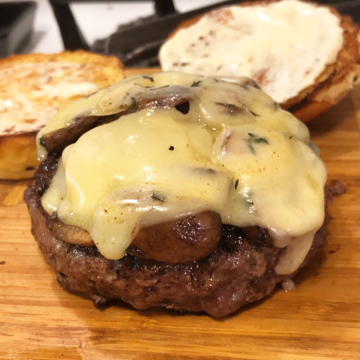 KitchenSprout's tweet photo. Toronto run 🏃‍♀️ to .@dilisos located in @StLawrenceMkt #NoHormones #NoAntibiotics #GrassFed #LocallyRaised #AlwaysFresh 
#HomeChef👩🏻‍🍳 #FrenchOnionSoupBurger🍔#Thyme🌿#Mushrooms🍄#LeanGroundSteak🥩 #GroundPork🐷
#Onion🧅 #GarlicAioli🧄 #BriocheBun🍔
#GruyereCheese🧀 https://t.co/PqBJ2JaE3X