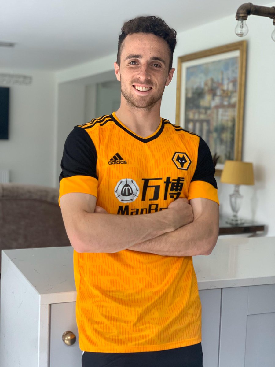 WolvesEspanol's tweet photo. Diogo aprueba nuestro nuevo uniforme de local @adidasfootball 2020/21.
#BrillarDeNuevo #ReadyForRelight
Pre ordenar 👉 https://t.co/nOOqweThUU https://t.co/k8rqq8NQDj