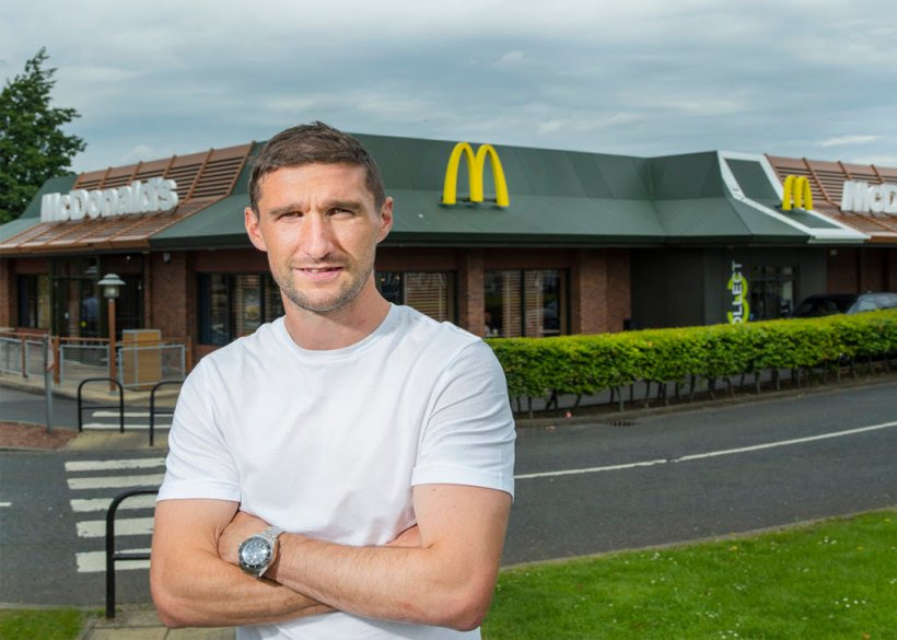 Blades_Mad's tweet photo. 🍔🍟 From grilling Big Macs to being named in the 19/20 Premier League Team of the Season.

Chris Basham, ladies and gentlemen 👏😂⚔

#sufc #twitterblades https://t.co/QinKsXAg5Q