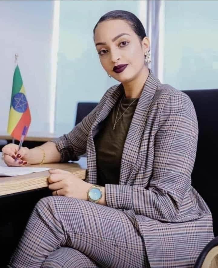 TAWRIDATC's tweet photo. سفيرة أثيوبيا الجديدة لدى الخرطوم❤
الشافنا فضينا موية التلاجة وكبيناها في السد ماكضب😂 https://t.co/2qYNJuNdKS