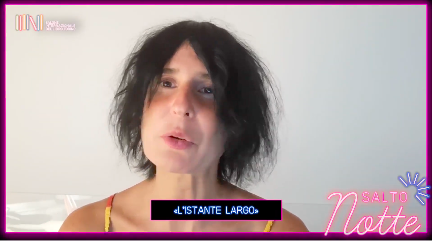 SalonedelLibro's tweet photo. «Scrivere un romanzo per me vuol dire intraprendere un viaggio».
E Sara Fruner ci porta brevemente in viaggio con lei, sulla rotta di "L’istante largo" (@BBEditore), a #SalToNotte! https://t.co/7DqrDSVqxw