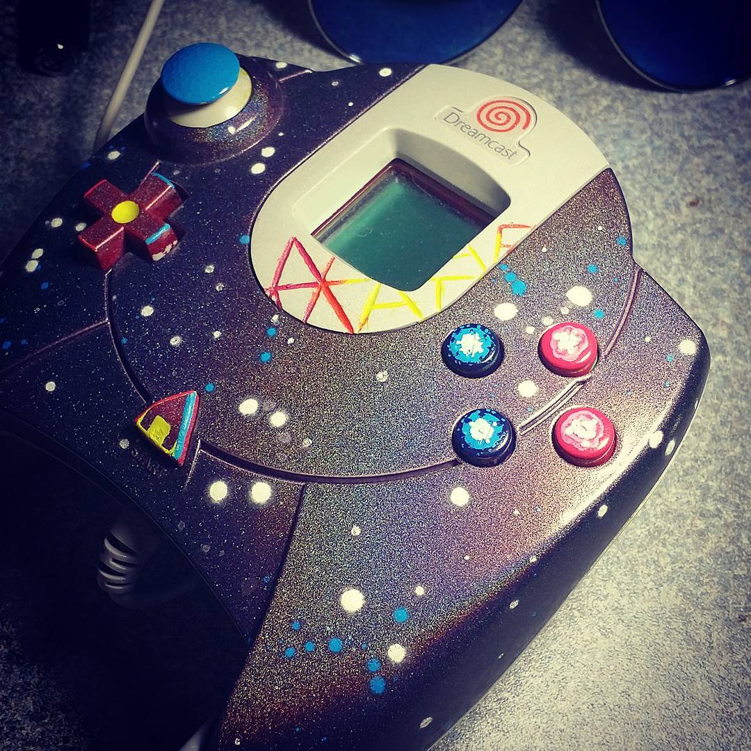 DreamcastHubCom's tweet photo. Any love for a #MARSMATRIX custom made #Dreamcast controller? I also made a matching #VMU. https://t.co/a4fdmLODiM