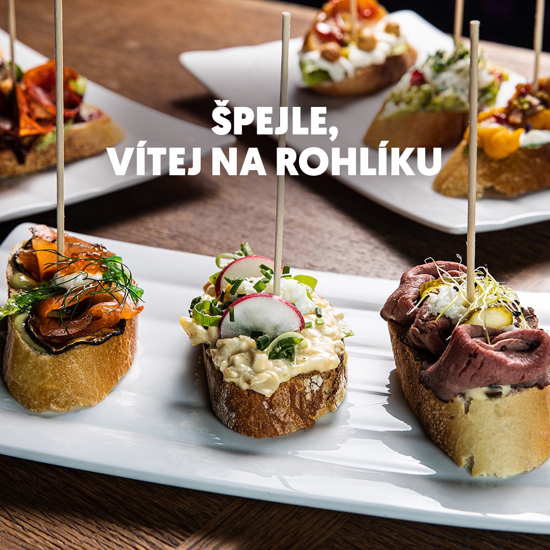 Díky rohlik.cz si pochutnáte na Vašich oblíbených špejlích i u Vás v obýváku...#spejle #spejlejede #tapasprague #bistrospejle #rohlikcz