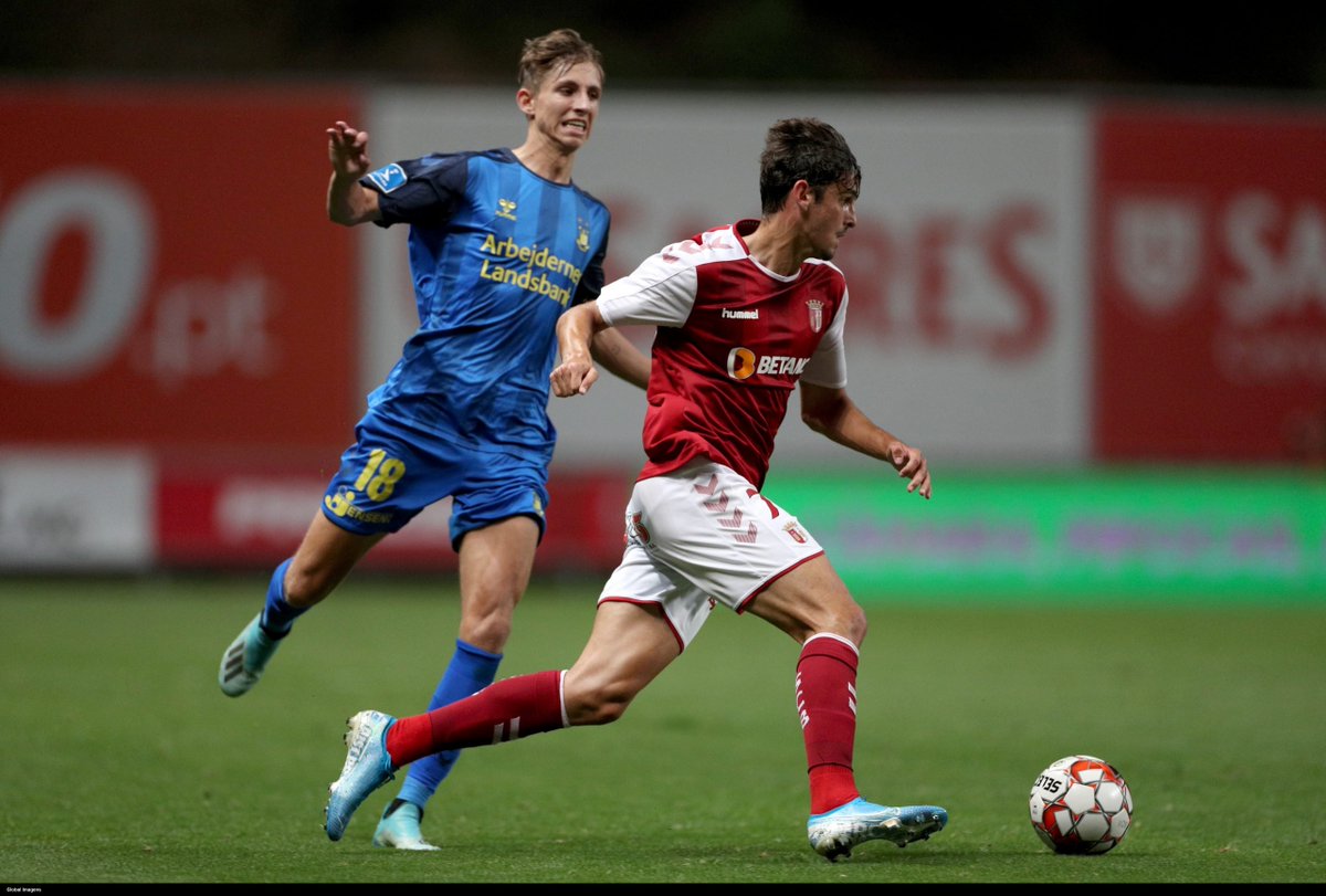 Comme tout joueur, il a des défauts. Il en fait parfois trop, emporté par ses qualités. Cette sur-confiance le centre sur lui-même, lui fait oublier ses coéquipiers. Il dribble là où une passe peut s'avérer plus efficace.