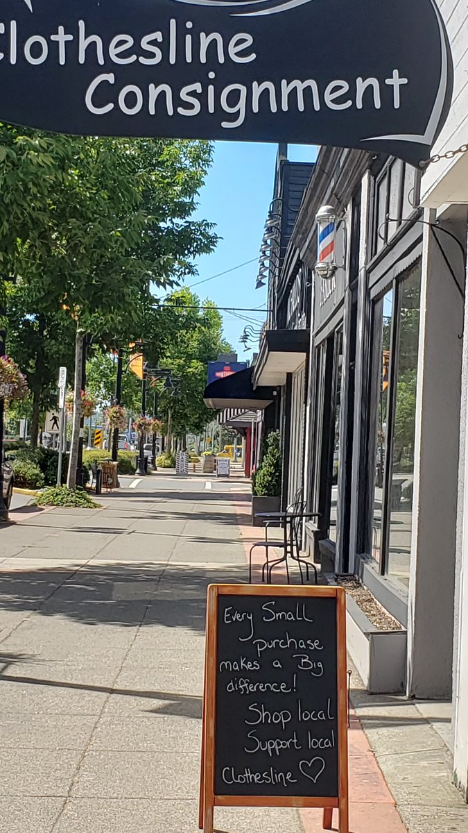 Paradeguy's tweet photo. As the sign says: Every Small Purchase Makes A Big Difference! SHOP LOCAL SHOP #CLOVERDALE @dtsurreybia  @SBofT @CloverdaleCOC @Clovrdalebia @Newton_BIA @Fleetwood_BIA @sswrchamber @BusinessAreasBC https://t.co/ej5RDd152H