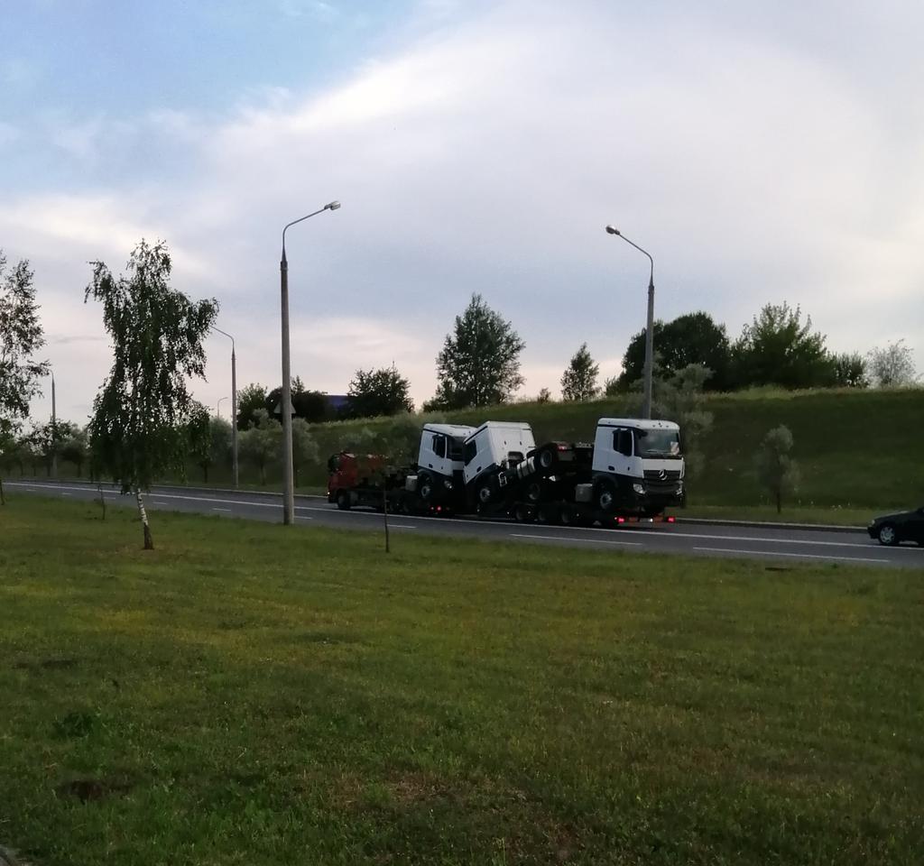 Смотрите машинки целуются