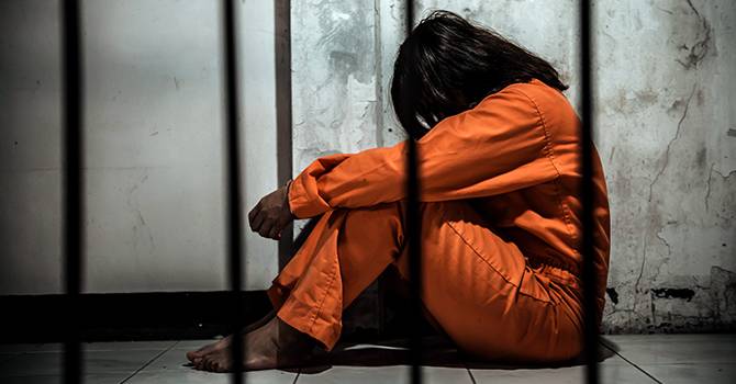 KhazimulaM's tweet photo. #SheWentBackToHerEx because I was financially not stable at the time. He buys her expensive gift and he feels like she is his property: like she belongs to him. A very abusive bastard. Of course physical abuse. #FreeMyEX she is not in jail but in an abusive relationship https://t.co/3YA0V7MonL
