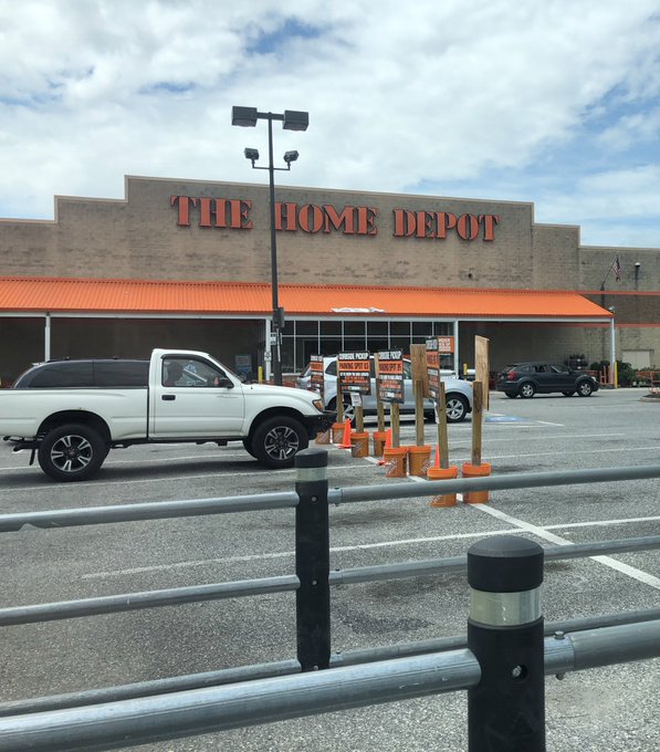 😘 Walking around Home Depot without panties on. 😜 https://t.co/VoLoL6XCAY