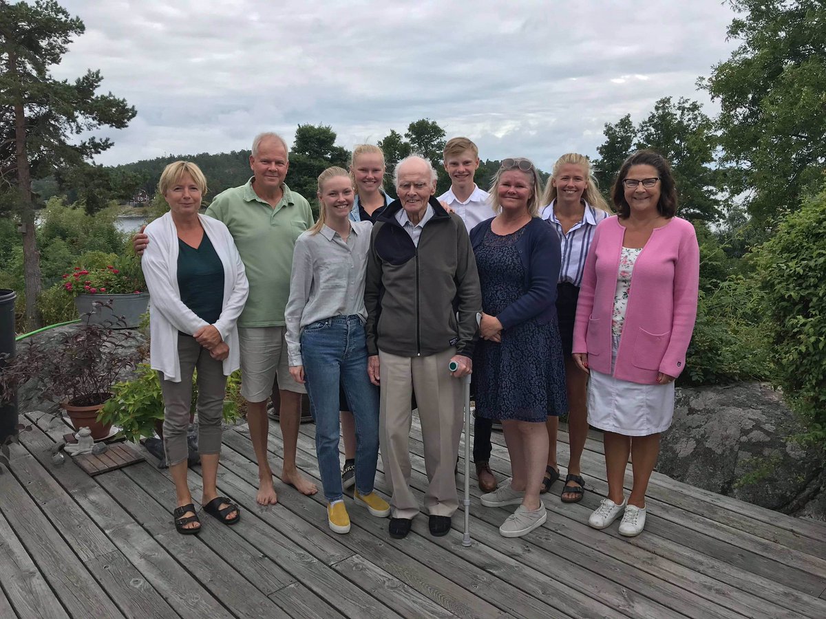 PeterSall's tweet photo. Grattis Börje, idag 94 år. Coronaanpassat firande. #goingfor100 #utomhus #inganyakontakter https://t.co/kb3SNERcKh