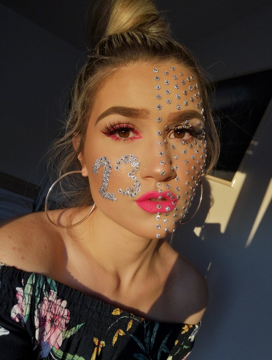 MakeupMgale's tweet photo. sunlight selfie: expectation vs. reality https://t.co/D92uUXeFji