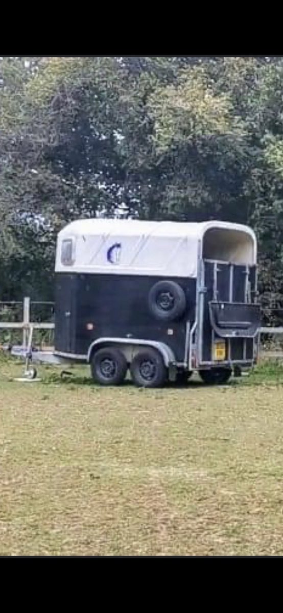 PurdicomCJ's tweet photo. Black browns horsebox stolen today from Woodcote Oxfordshire please spread the word and see what social media can do https://t.co/EmVfUaKufx