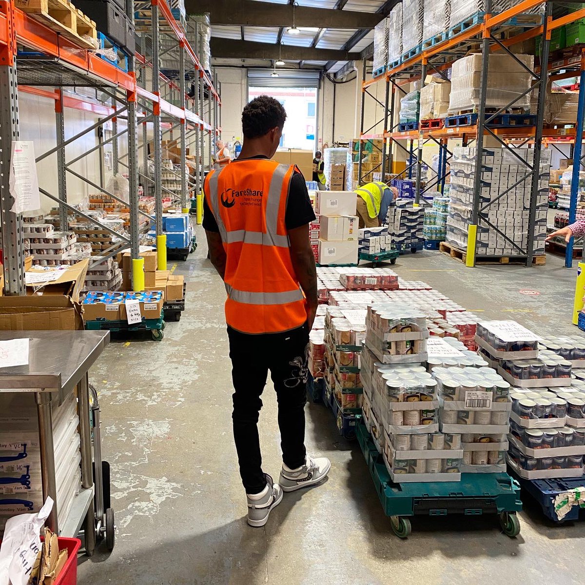 MarcusRashford's tweet photo. To the staff, volunteers and everyone that continues to work behind the scenes to make a difference THANK YOU! The world needs more people like you. Let’s keep going, the fight is far from over 👏🏾 @FareShareUK https://t.co/WVT4d3t97E