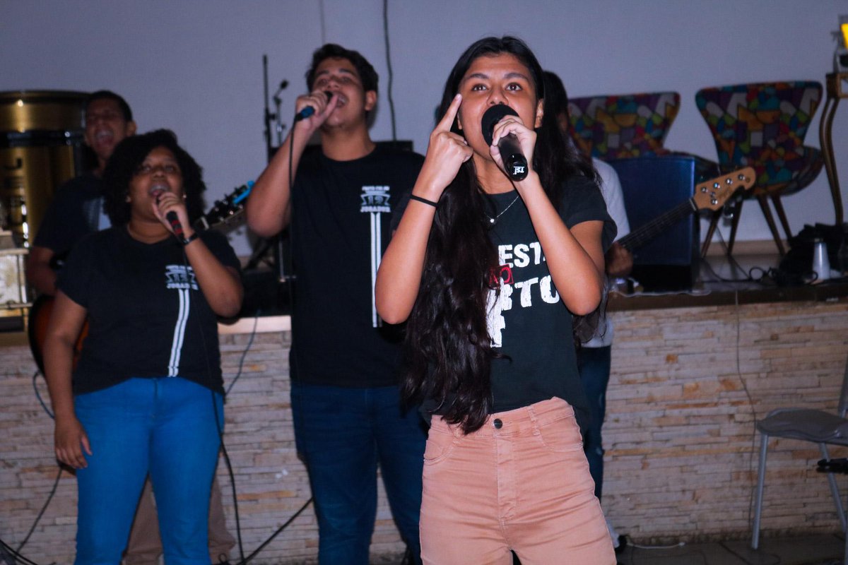 redejovem_srj's tweet photo. Sobre nossa rede louvorzão.
.
Foi épico! 🔥🔥
.
#JUVENTUDESRJ #SRJ #ADORAÇÃO #LOUVORZÃO #FAMÍLIA #NOSSAREDE #NOSSACASA #VEMPRAREDE https://t.co/zfYYoUlhRq