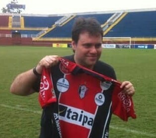 jec_online's tweet photo. O Joinville lamenta profundamente o falecimento do torcedor Eduardo de Jesus, o Dudu Negão, integrante da União Tricolor e do apresentador Rodrigo Rodrigues, ambos por complicações da Covid-19.

O clube se solidariza com a dor das famílias e amigos nesse momento difícil. 😢 https://t.co/S3iQeYv0PX