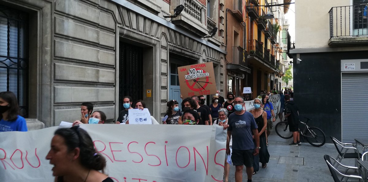 NoVedatElitista's tweet photo. Les veïnes ens mobilitzem contra la mercantilització de les muntanyes! Ni bike, ni polígon ni vedats elitistes! https://t.co/mBpFypFfyc