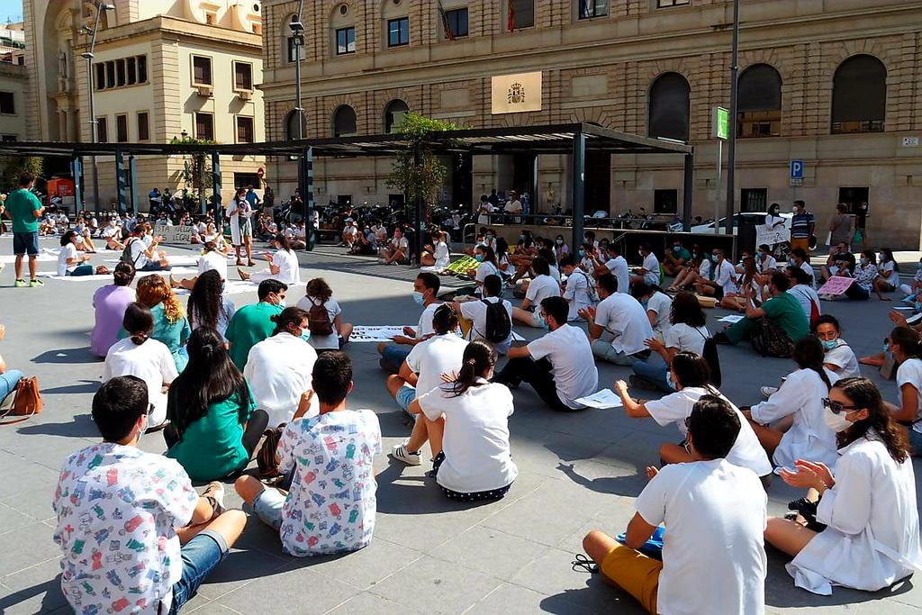 huelgamircv's tweet photo. ⚠️A algunos les interesa un colectivo médico enfrentado, separado y sumiso. Así nadie se atreverá a cuestionar a una clase política que durante años ha tenido nula preocupación por sus sanitarios.
#HuelgaMIR #ConvenioMIRYa https://t.co/wgpBKcfxDB