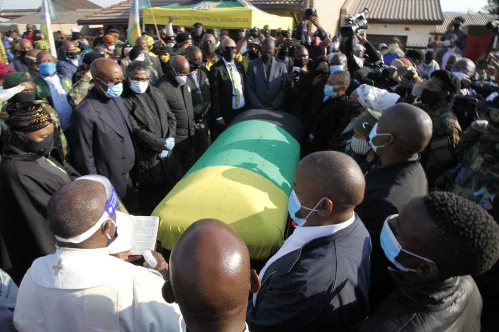 PastortheDJ's tweet photo. Shall only the poor social distance or is it a different case when particular colours cover the coffin? This has become a habit "Comrades" https://t.co/TzL6gvAL9J